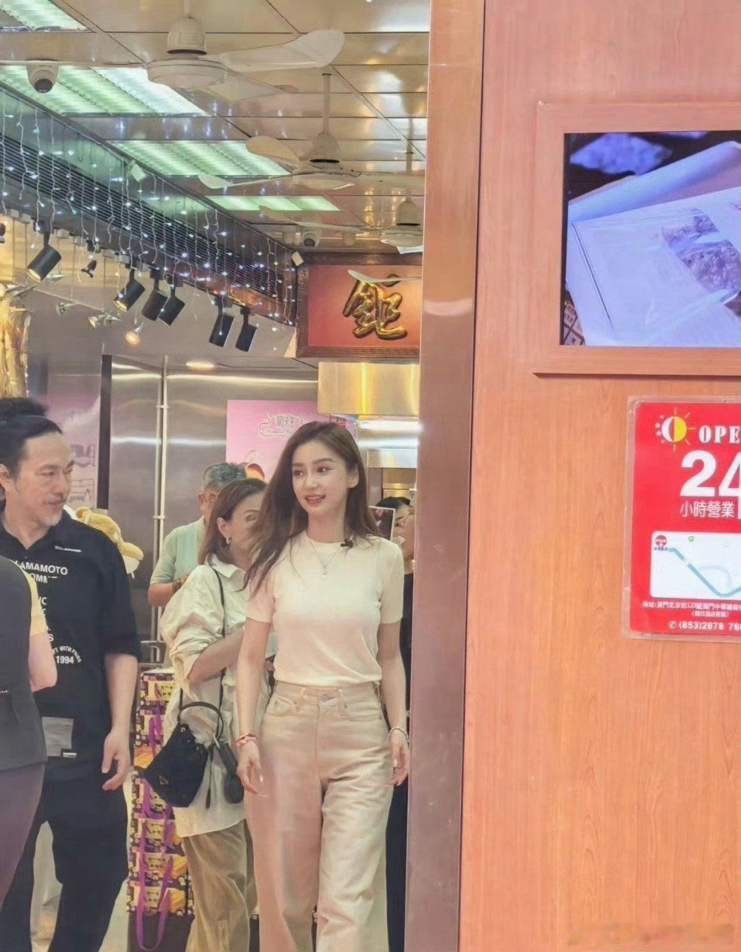 明星确实不一样啊，baby真的好白好瘦好漂亮 