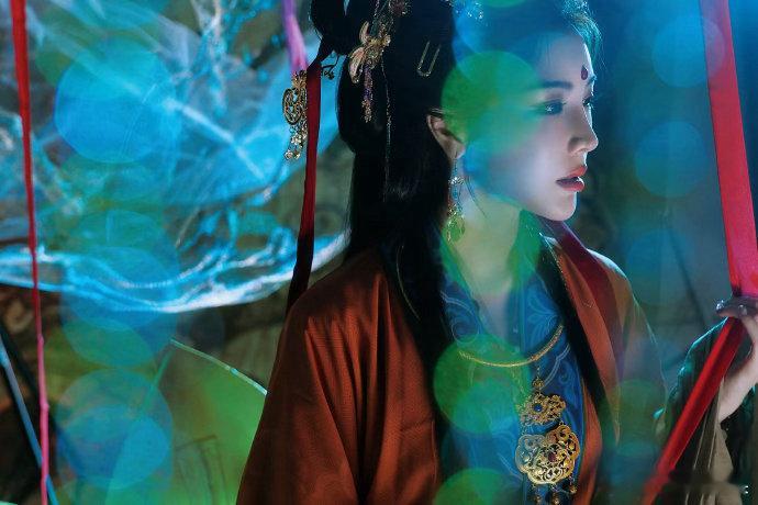 戴燕妮神女在发光戴燕妮关注流大会出的这组官方图美炸了！站在金莲台之上，云裳飘逸，