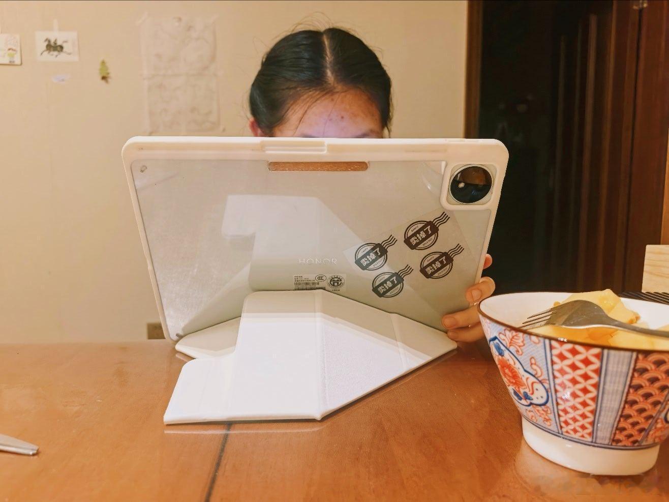 高中生  逗比小孩  昨天回家就发脾气，作业不仅没做完，还剩很多。平时最喜欢的鸽