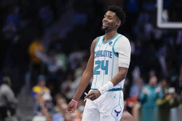 “这也太独了！”夏洛特黄蜂这场球，当家球星拉梅洛·鲍尔打得真叫人上火。全场疯狂出