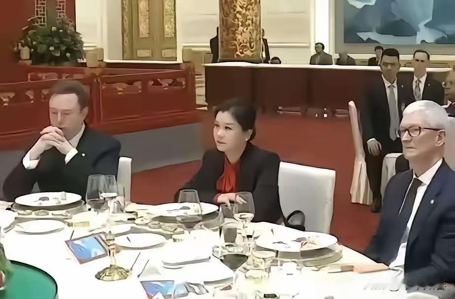 很多人好奇坐在马斯克和库克中间的女人是谁？她叫周群飞，早年出生于湖南湘乡，大专学