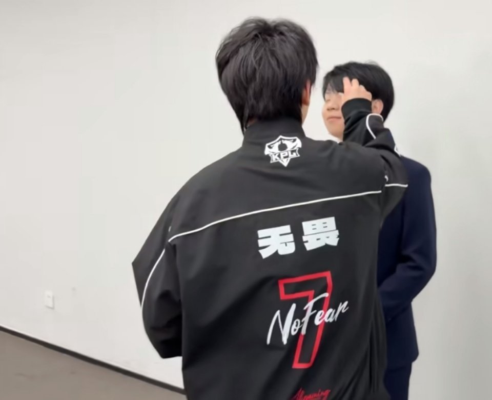 笑死我了 小桃对于这一缕头发有他的执着 请模特无条件配合摄影师小桃好吗 好的(•