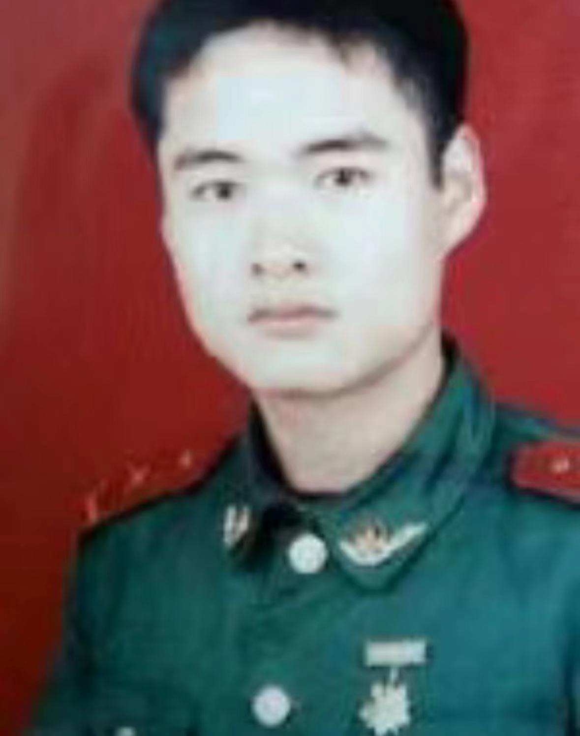 消防战士郑忠华，于2004年7月7日，为营救被洪水围困的六名群众，壮烈牺牲。向英