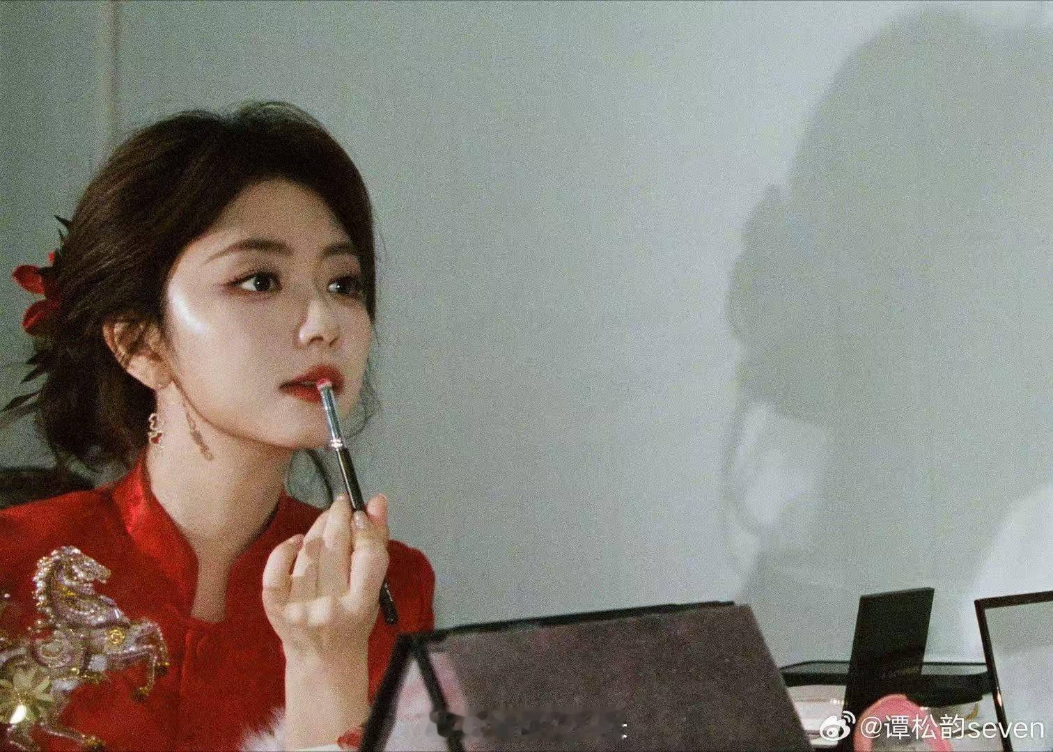 谭松韵 年画娃娃 看到谭松韵这身红裙造型，瞬间唤醒童年记忆！正红礼裙配闪亮小马，