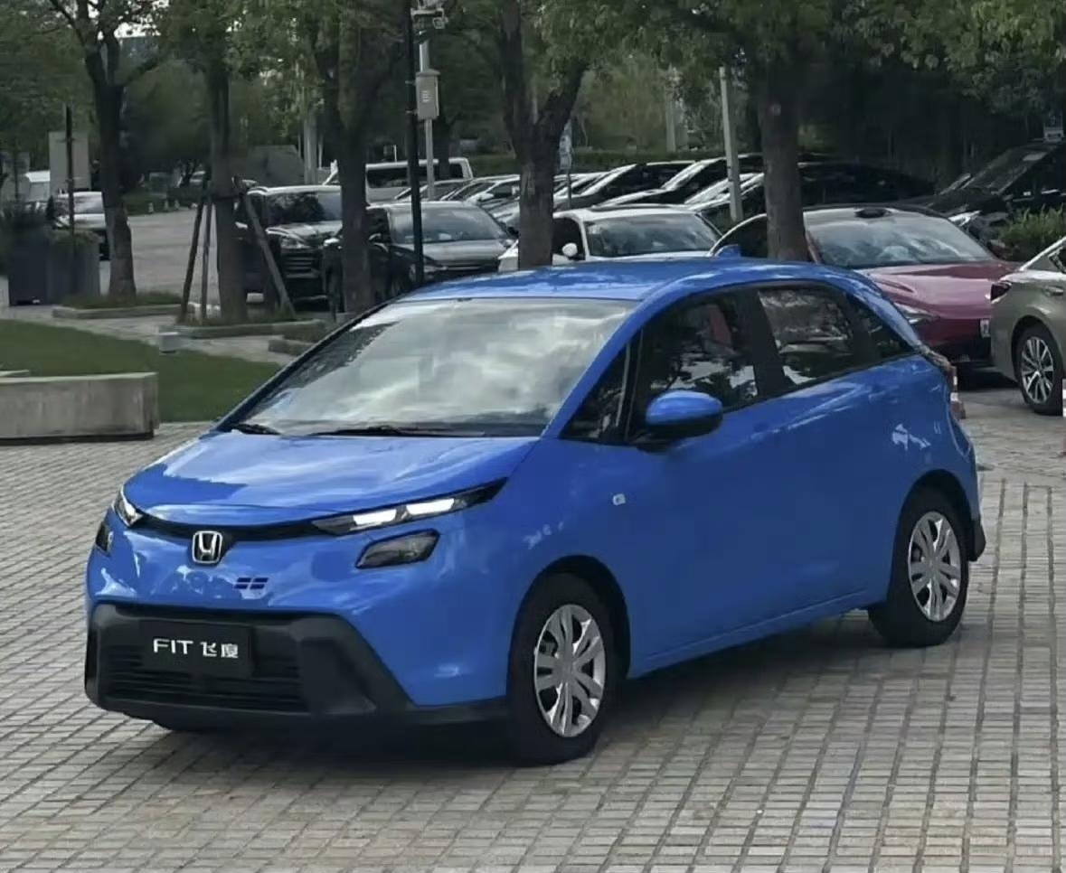 新款本田飞度实车图曝光，这颜值真是让人一言难尽。新前脸配分体式大灯，之前的大眼灯