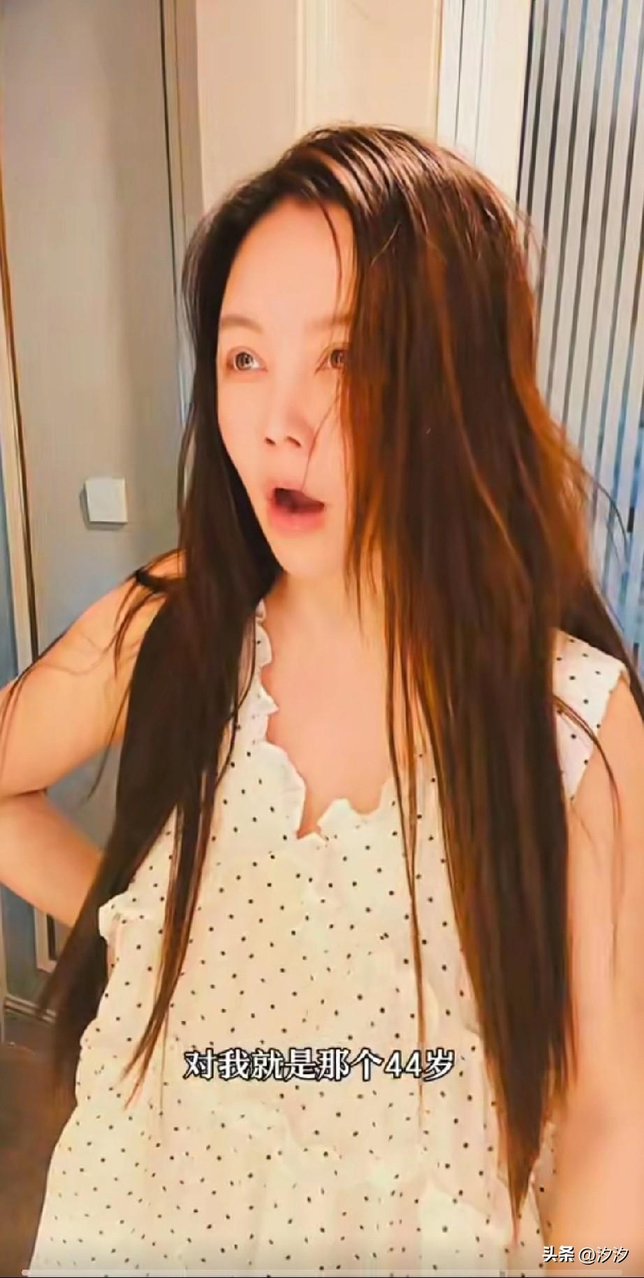 女孩44岁了，又失业了，
靠着年轻时候踩中风口赚的钱，
花着积蓄躺着过日子，
因