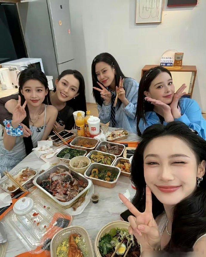孙怡和闺蜜，证明一个铁定律，美女都和美女玩。 