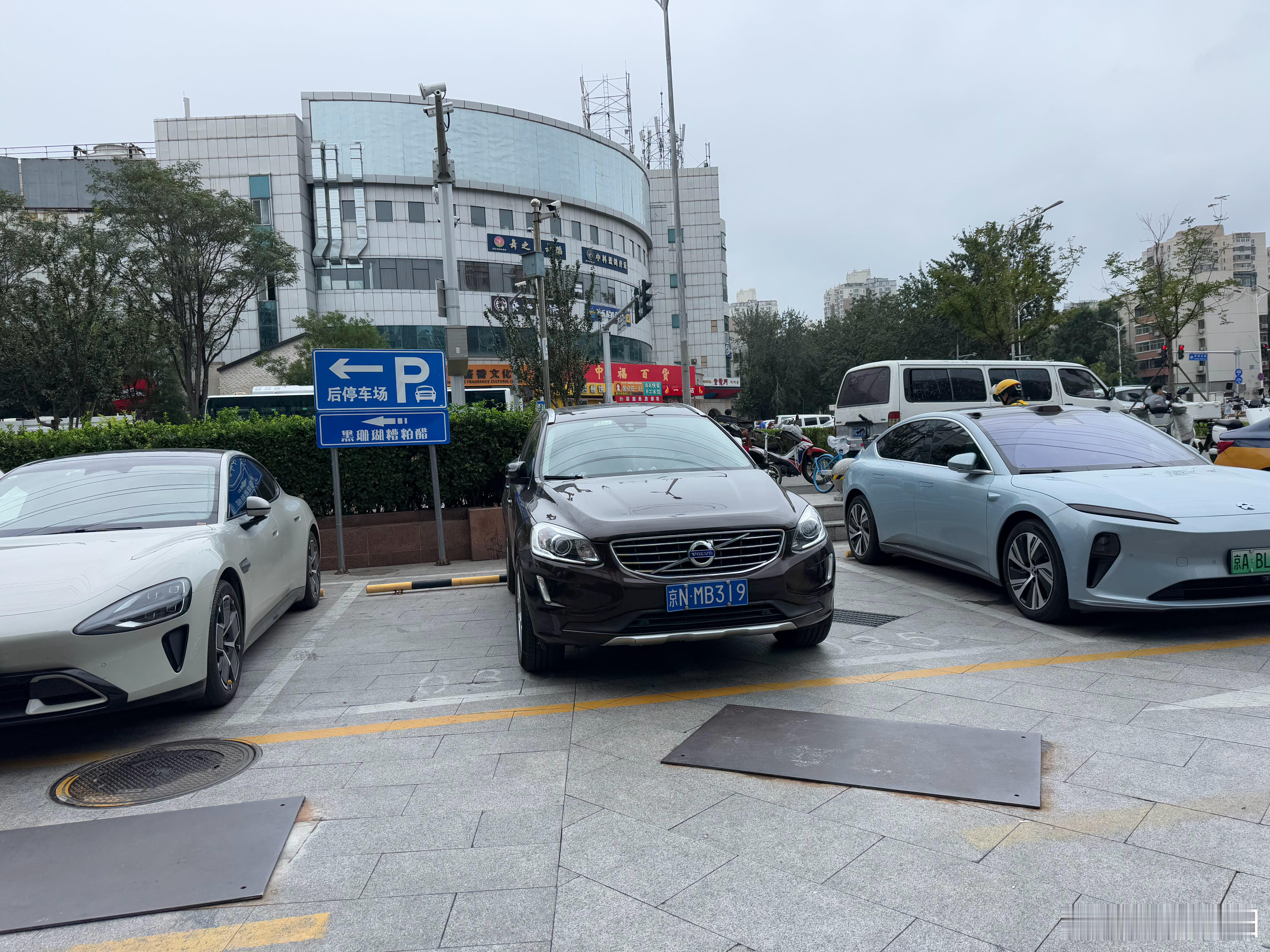 不是咱抬杠啊乱停车哪分什么品牌和车型管你油车电车，老品牌新势力乱停是人干出来的，