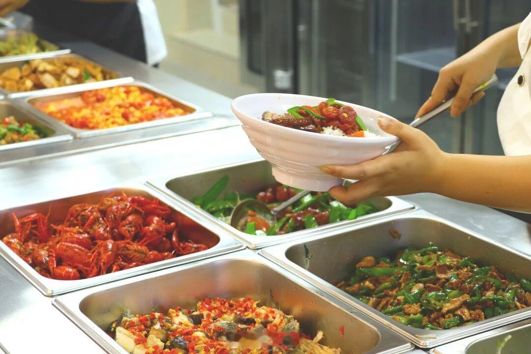 【长沙中南大学开放校外人员在食堂就餐】近日，潇湘校区一食堂日前迎来全面升级开放，