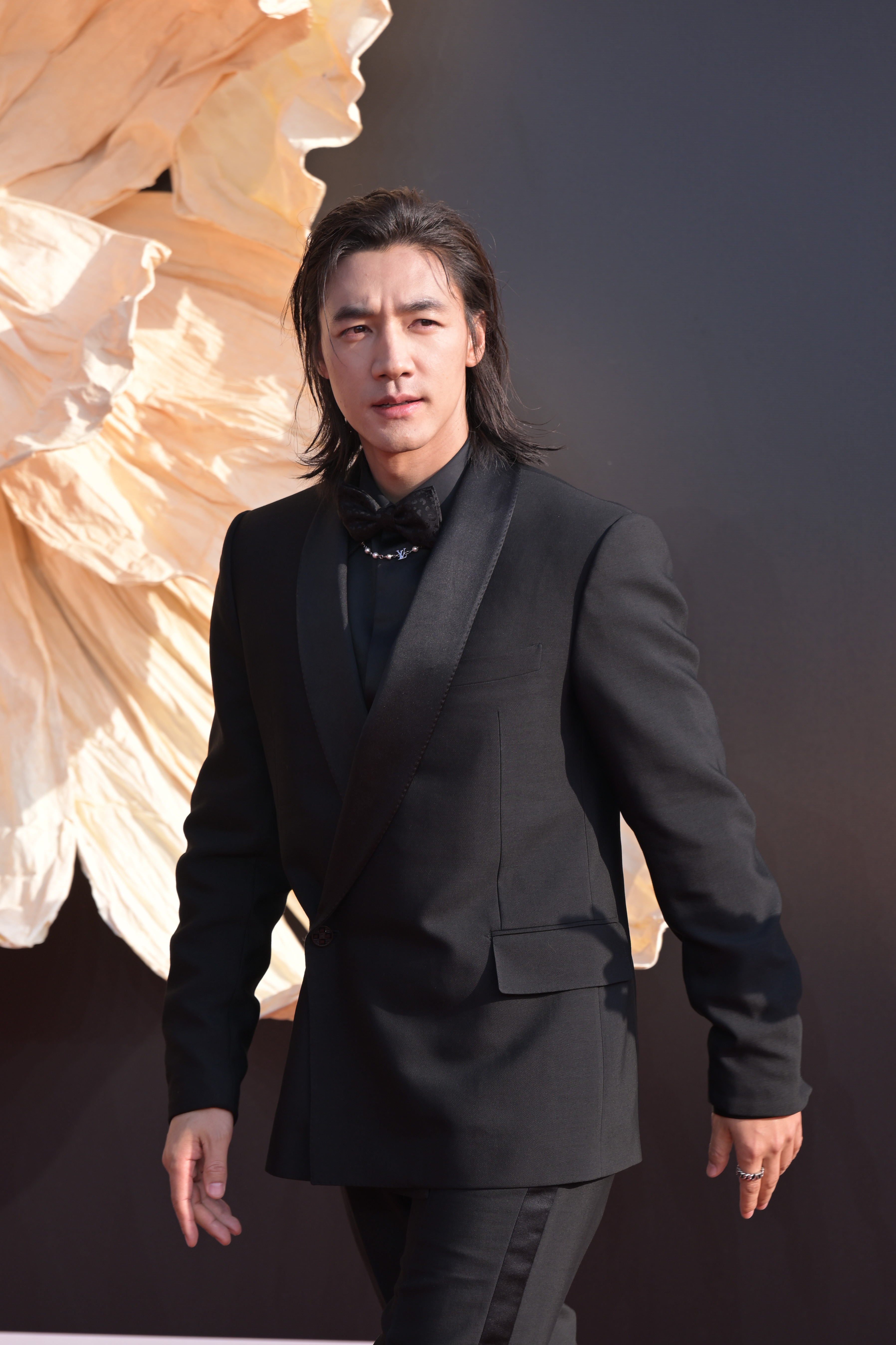 此沙利落背头长发此沙狼尾长发西装造型亮相CMG红毯，生图状态超能打！狼尾长发+黑