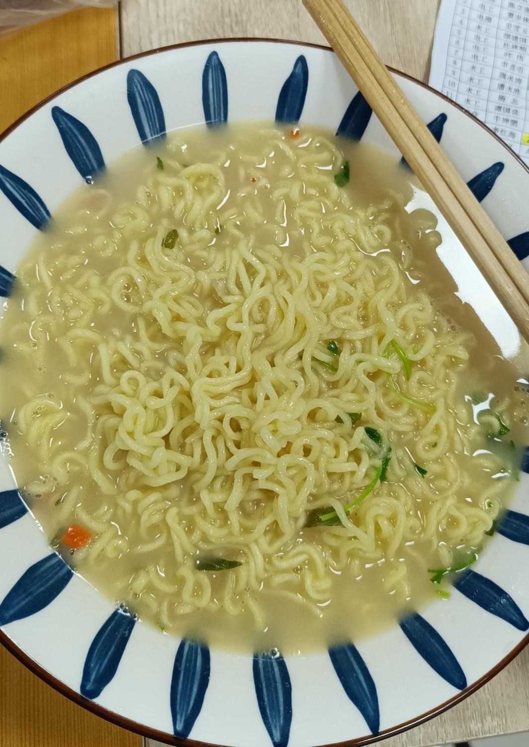 网上认识了一个41岁的女网友，聊的比较投缘，昨天她说天气凉了，该买些厚衣服了，然