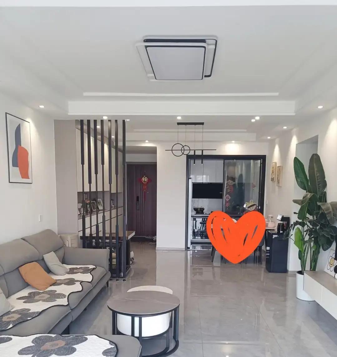 阿哲半夜发博晒老婆手写的宝宝过敏清单和婆婆用药表，问网友这些值不值月薪两万。
