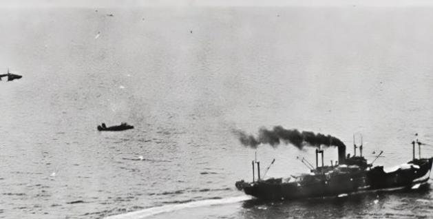 1943年，7900名从中国战场抽调出来的日军老兵，正坐船前往新几内亚，半路遭到