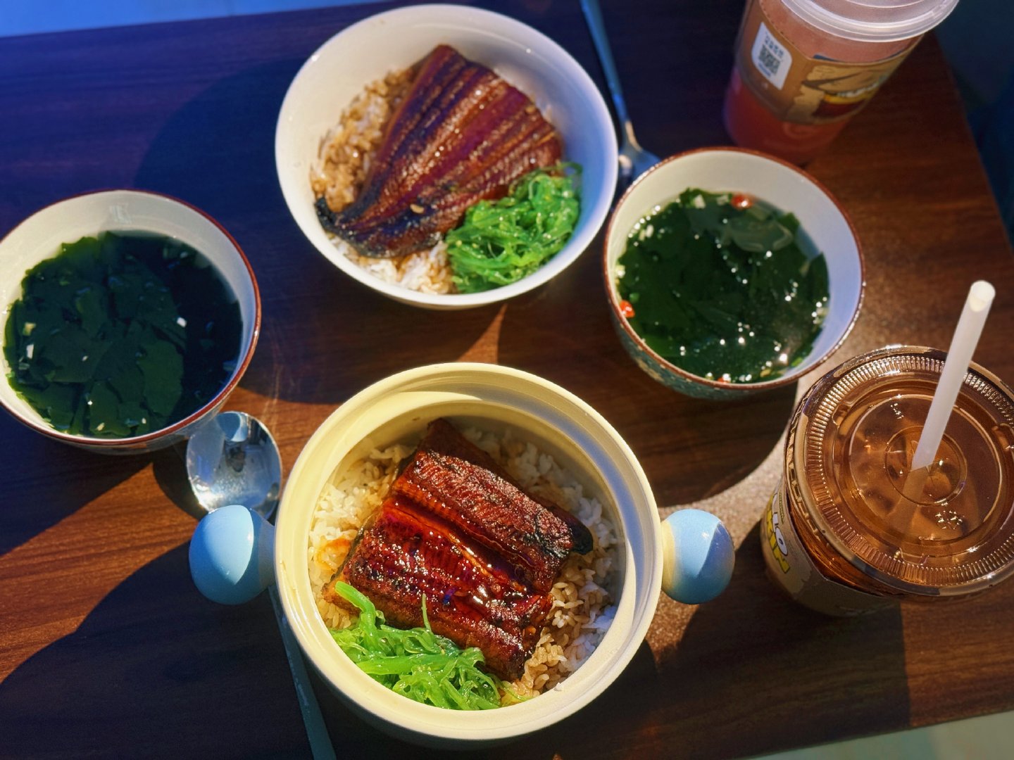 当L姐说想吃鳗鱼饭刚好喜欢的那家店店休半个月于是，我给安排了预制菜L姐说一样很好