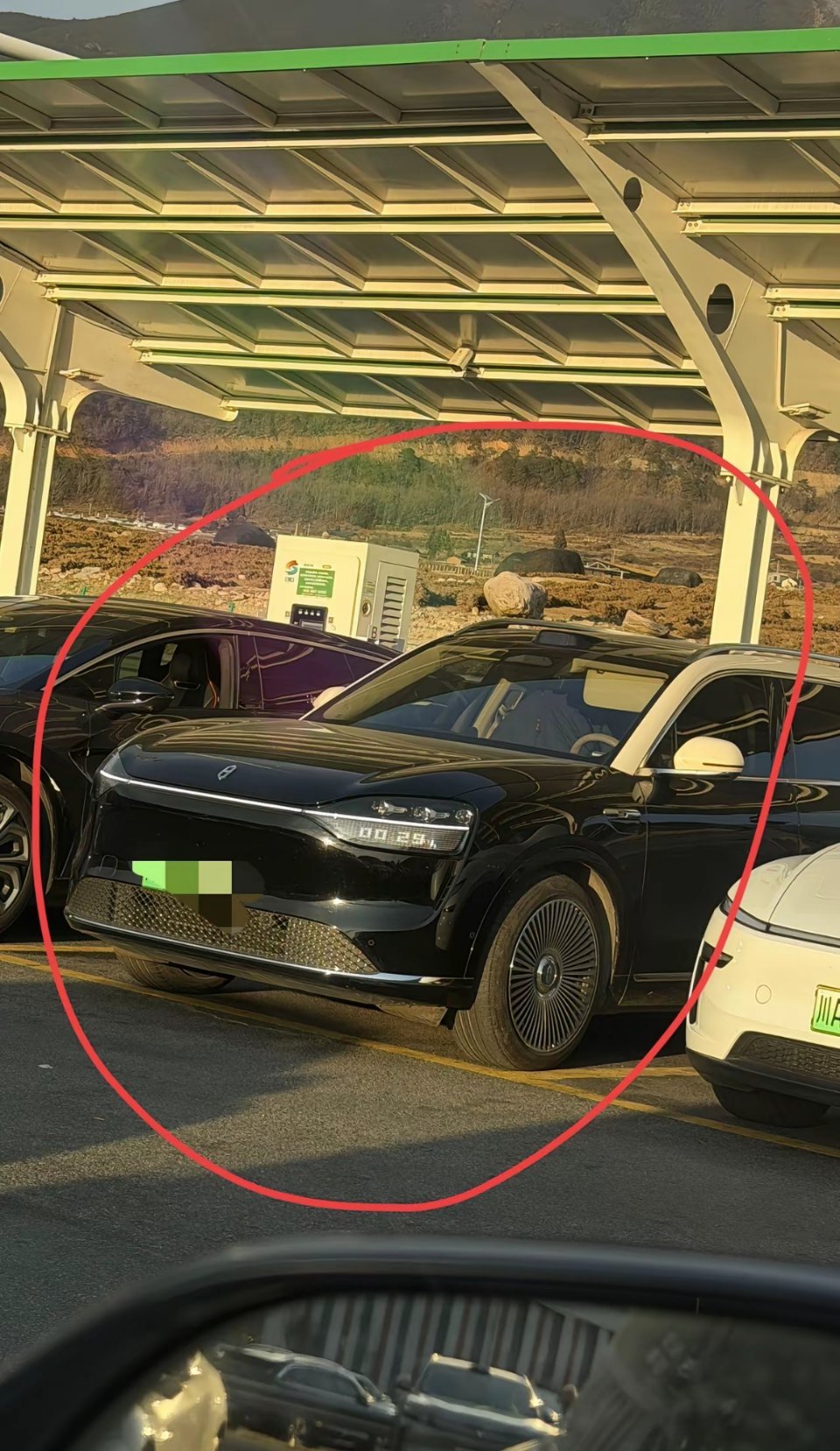 据我所知，这车明明能加油跑，咋还跟其他电车一样排俩小时队充电呢？买得起这车还差那