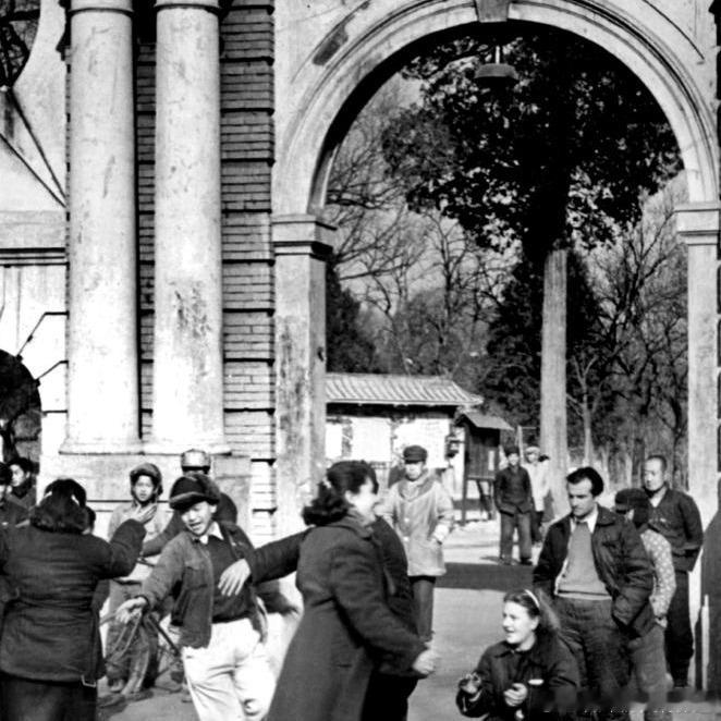 1951年，北京，留学生在清华校园。摄影 吴宝基 ​​​