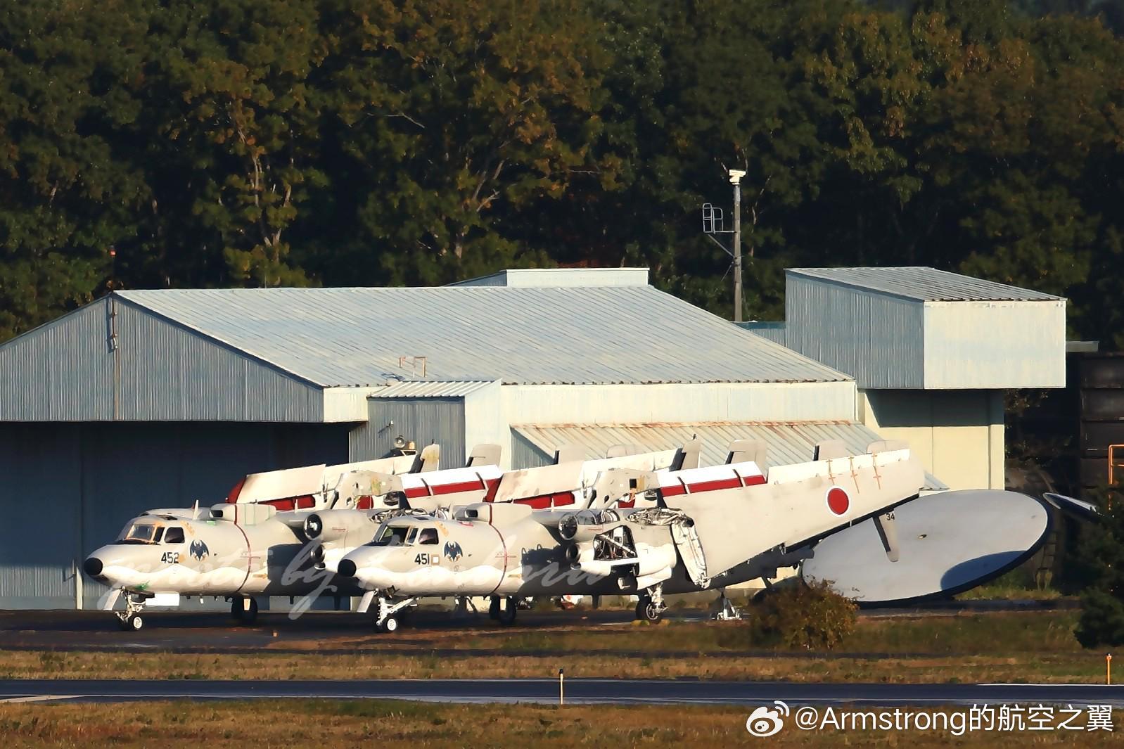 退役后正在被拆除的日本E-2C鹰眼预警机 