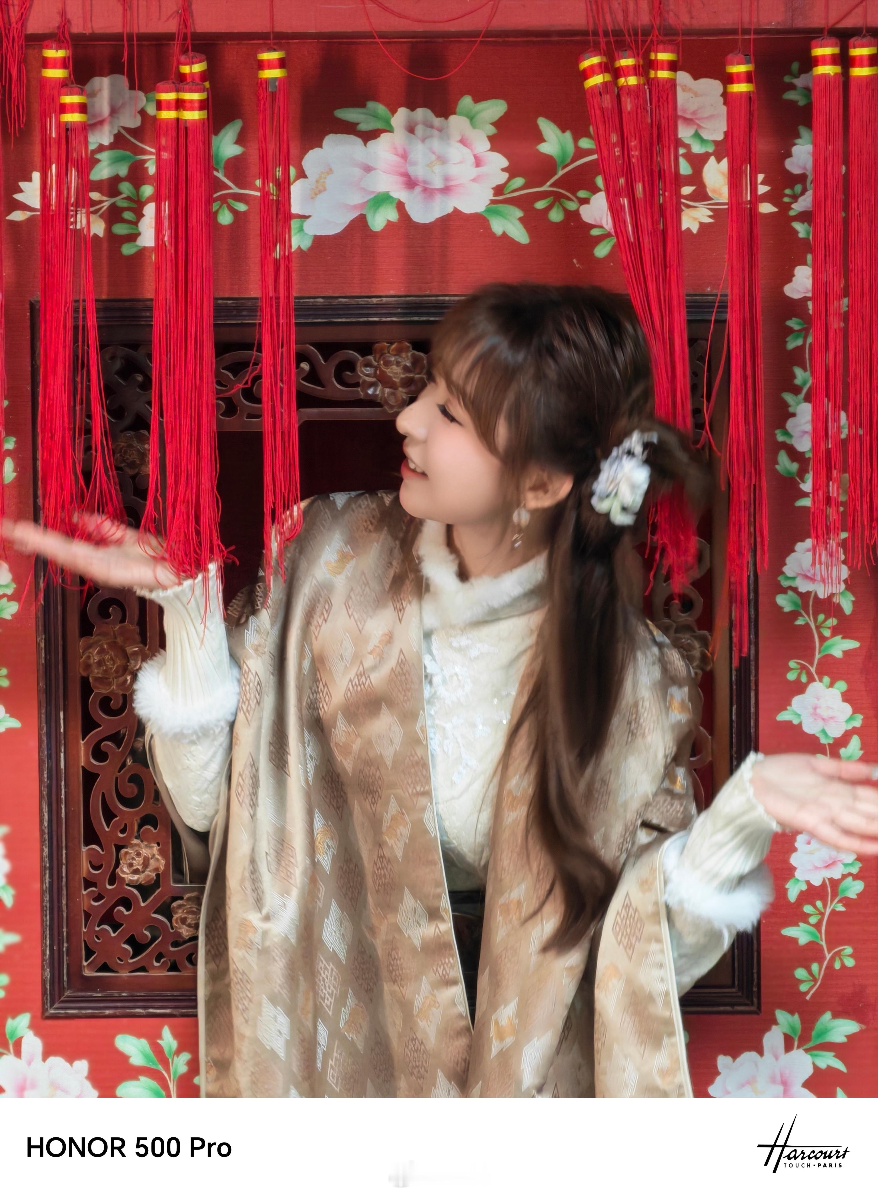 让非遗在南京live出框云锦织进六朝金粉，绒花掐出四季春秋，剪纸裁出市井烟火……