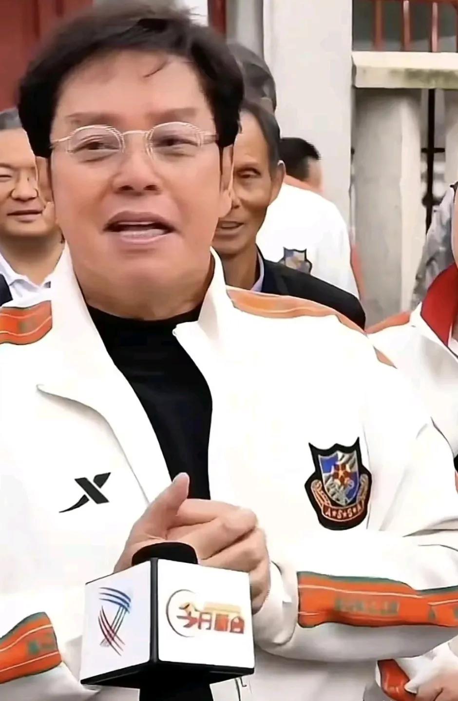 谭咏麟，原来是江门人
最近，73岁的谭咏麟
回乡祭祖的场面真热闹呀

我想不明白