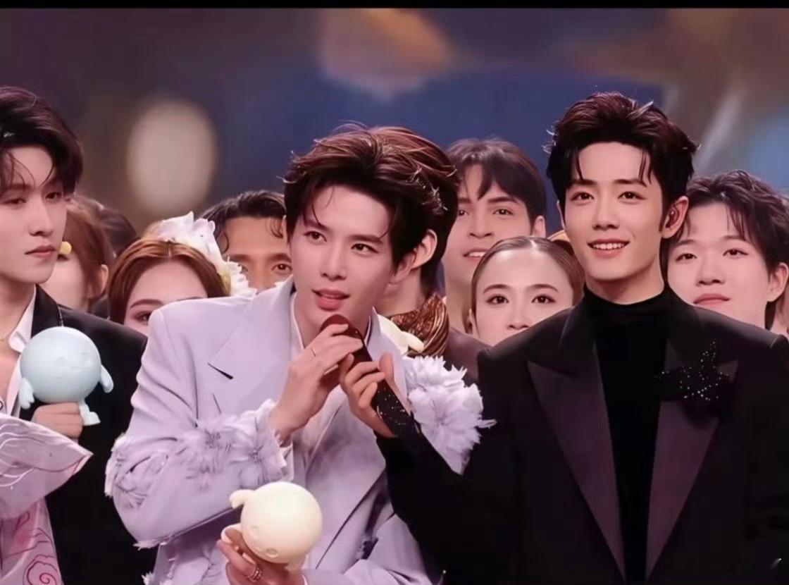 肖战王安宇 眼神对上立马握手这是跨年新CP 还挺有夫妻相的 哈哈哈 