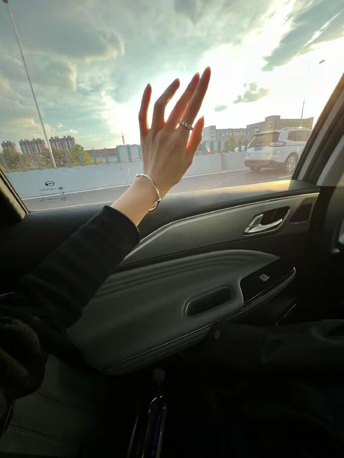 我需要钱 
需要房 
需要车 
但我记得在两年前 
我只需要一杯奶茶 
一个拥抱