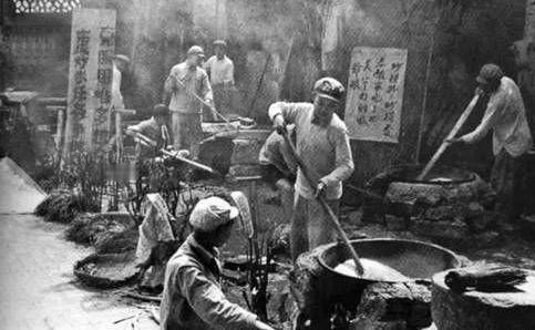 图一是抗美援朝时期，志愿军后方为前线做炒面，图二是战士的干粮袋，图三是后方战士为
