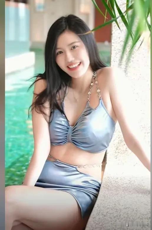 照片中这个女人既漂亮又性感，第一眼看去不认识她的人，还以为她是个演员，其实她是一