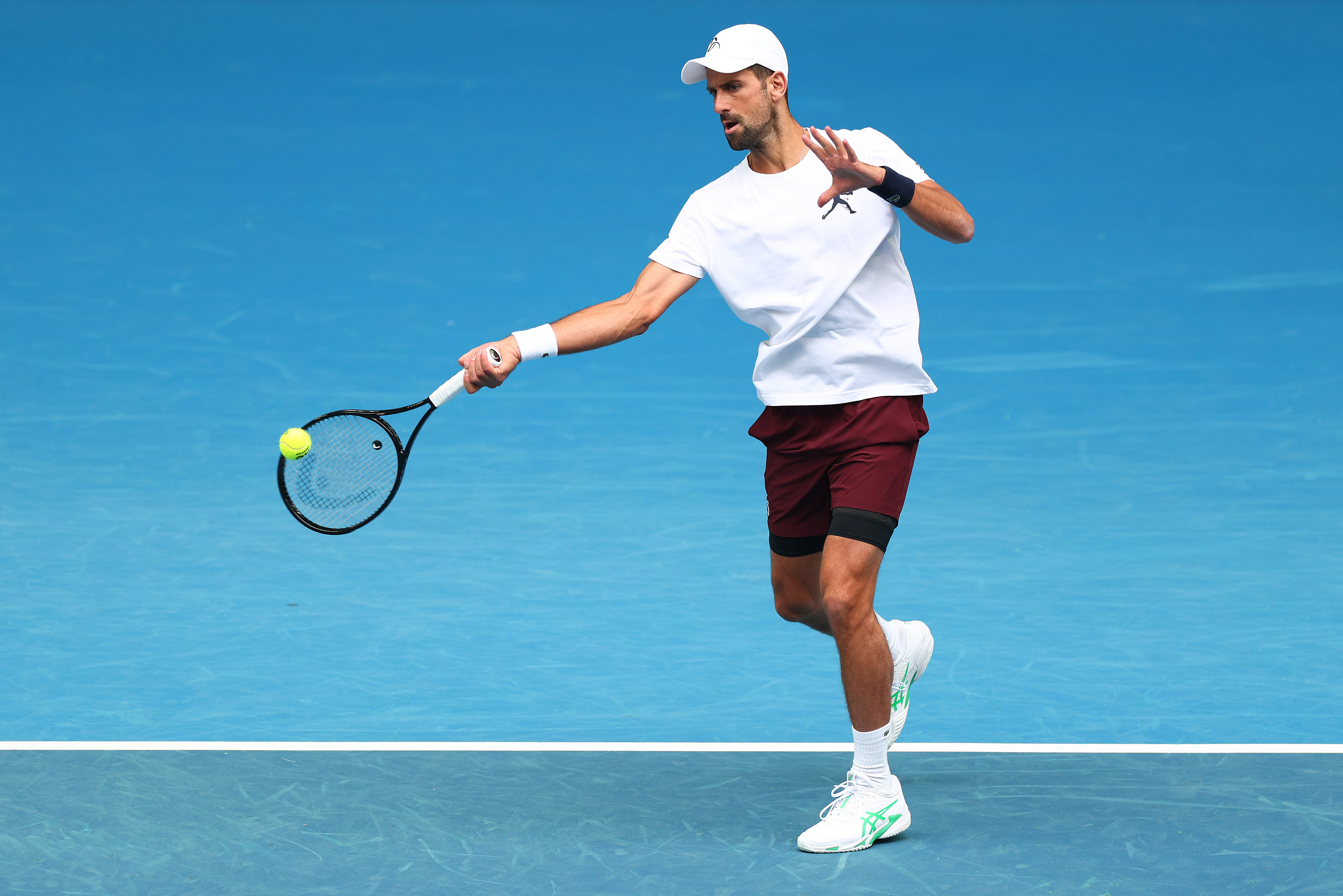 熟悉场地ing🏃德约科维奇、阿尔卡拉斯、辛纳、萨巴伦卡、高芙、莱巴金娜抵达墨尔