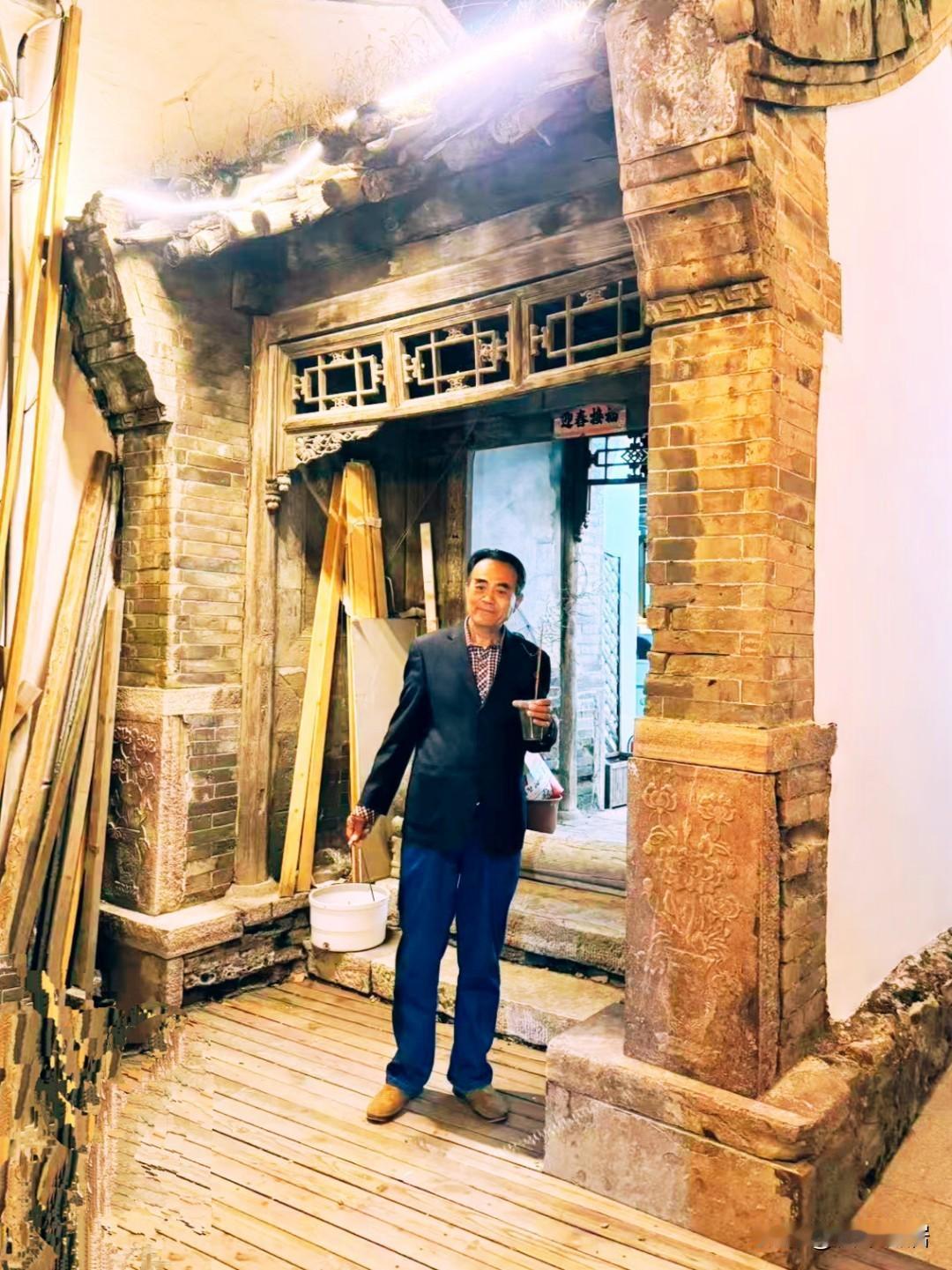 去年五一节经由川低下村，车水马龙，道路拥塞，乌烟瘴气，尘土飞扬……满村都是鸡毛店