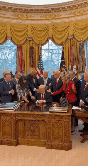 特朗普邀一众牧师为自己和美军祈祷：牧师们围着他将手搭在其肩上；这要是没达成预期目