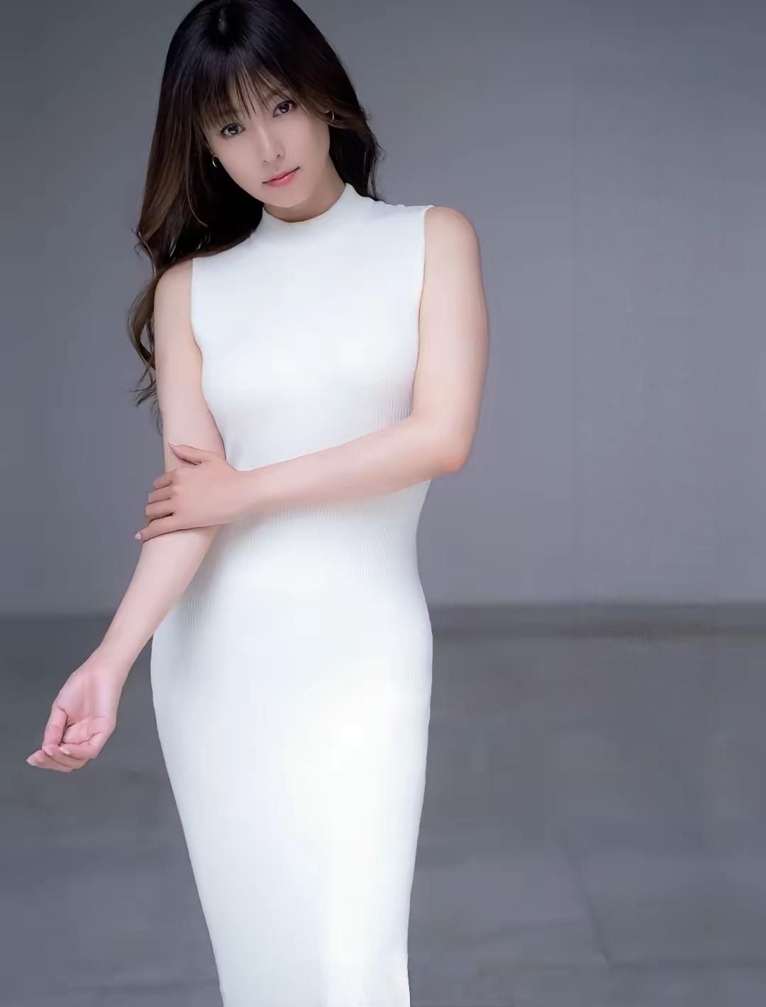 优雅白裙，气质女神，简约而不失魅力！