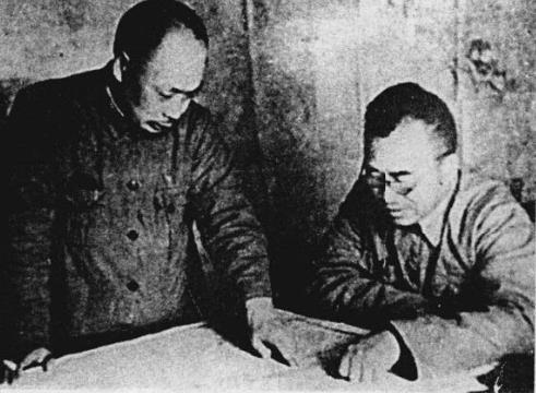 1948年3月，朱德(右，总司令)和陈毅(左,任华东野战军司令员兼政委)在濮阳(