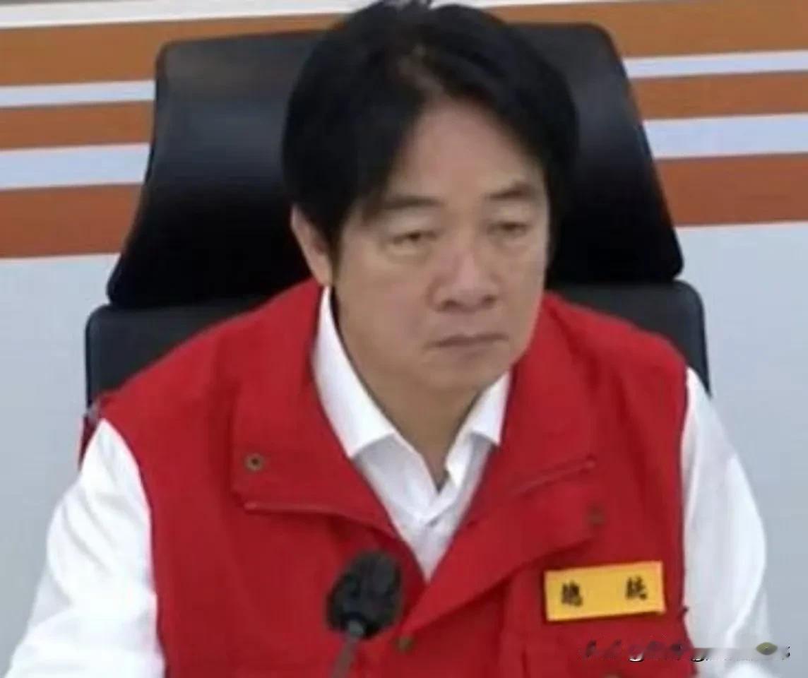 赖清德现身台风防灾指挥中心的现场照片，近期在全台各大社交平台引发海量负面评价，普