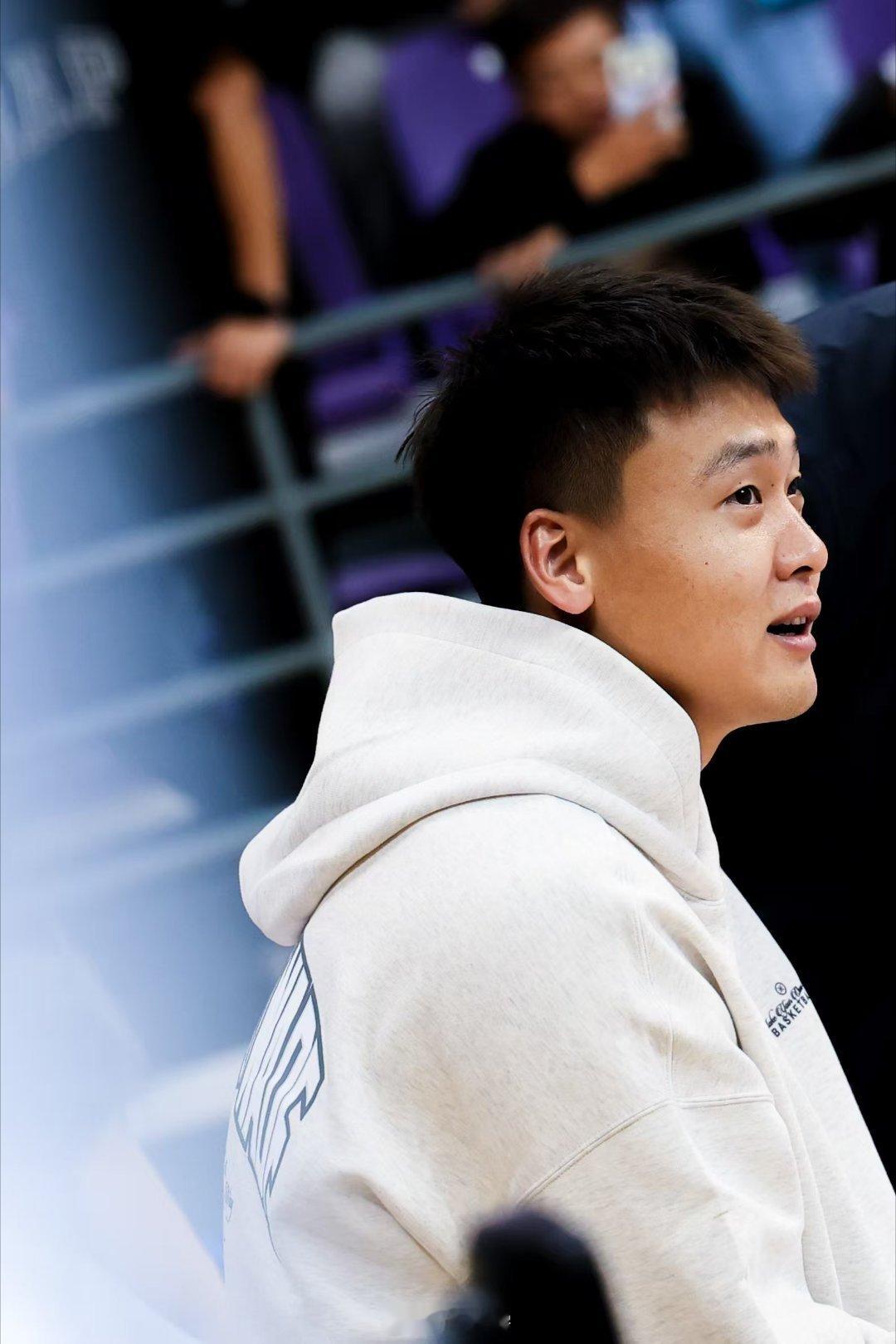 祝福[鲜花]新疆男篮赵睿将加盟北京男篮小卢篮球世界 ​​​