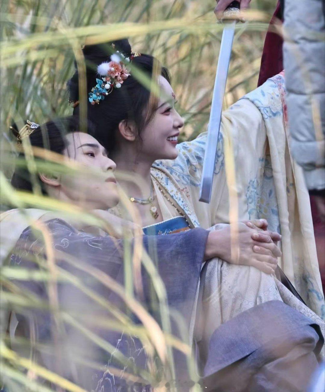 昀牵孟绕同框及般配