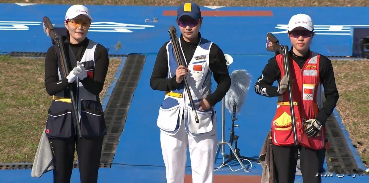 全运会女子飞碟双向决赛：江苏李闻怡全程领跑夺金，山东魏萌、福建江伊婷分获亚季军。