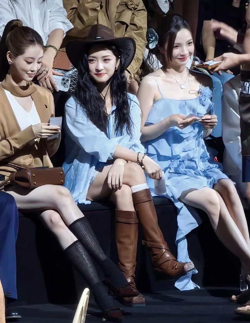 沈月看到半裸男模的反应 沈月看秀看到半裸男模的反应笑死我了！低头憋笑手指绞衣角，