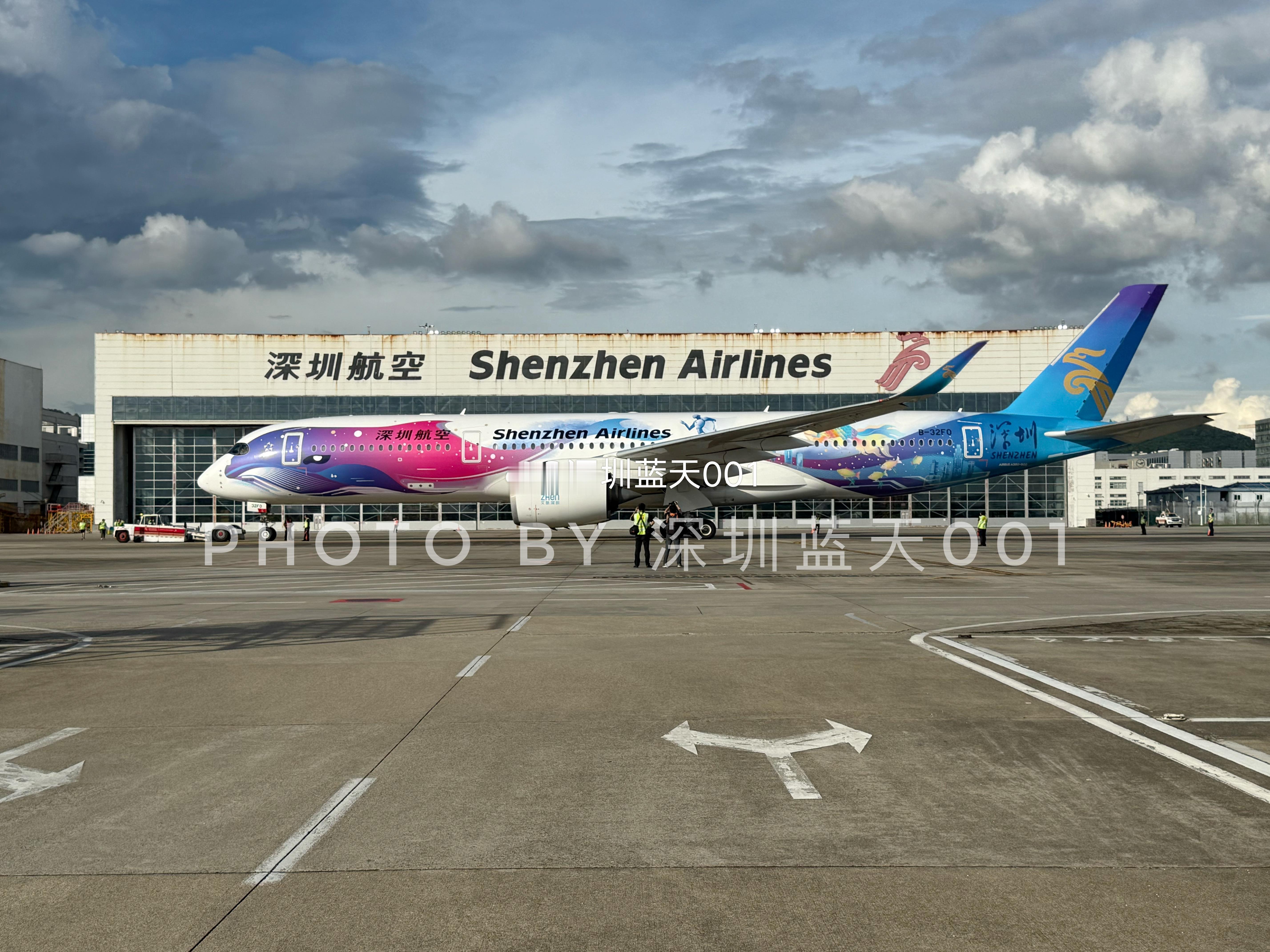 深圳蓝天001航空创作计划 A350拖到深航机库门前了。 
