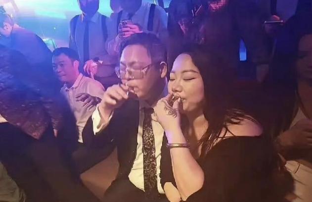 近日，有网友在南昌高端夜店偶遇向佑，画面中，向佑身处人群之中，姿态松弛随性，身旁