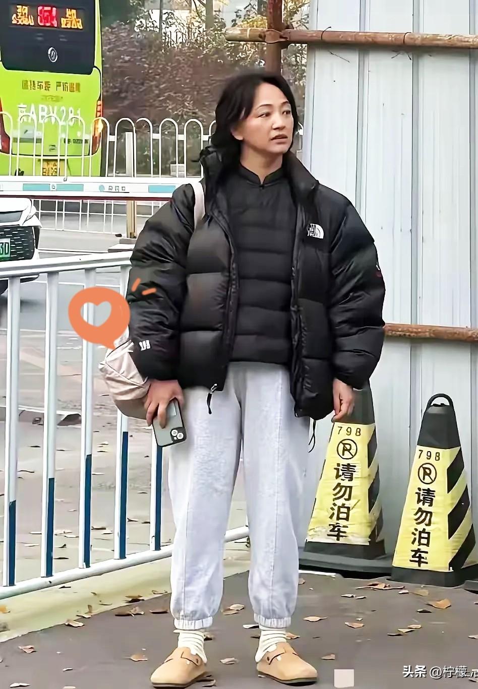 我的个妈呐！
我在广州南站碰到了谁？
看起来面容憔悴、皮肤黯淡，老了，真的老了，