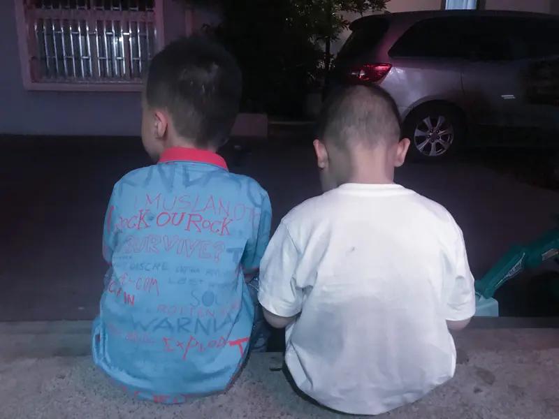 现在的小孩真是越来越有责任感了！2025年4月，有个8岁哥哥独自带4个月大弟弟坐