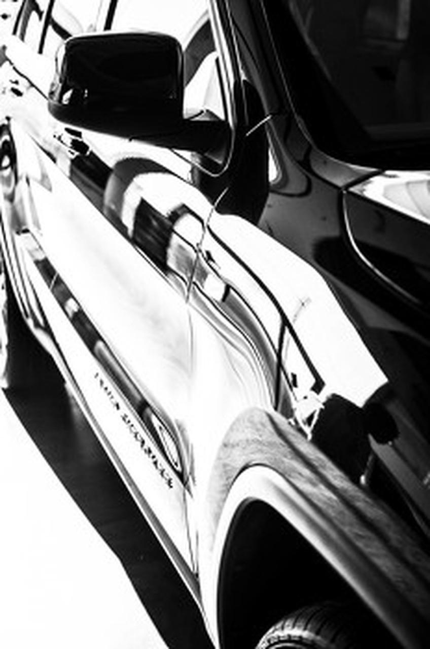 1月4日河南，男子刚提半年的新车遭三个熊孩子涂画，整个左侧车身定损需五千余元，孩