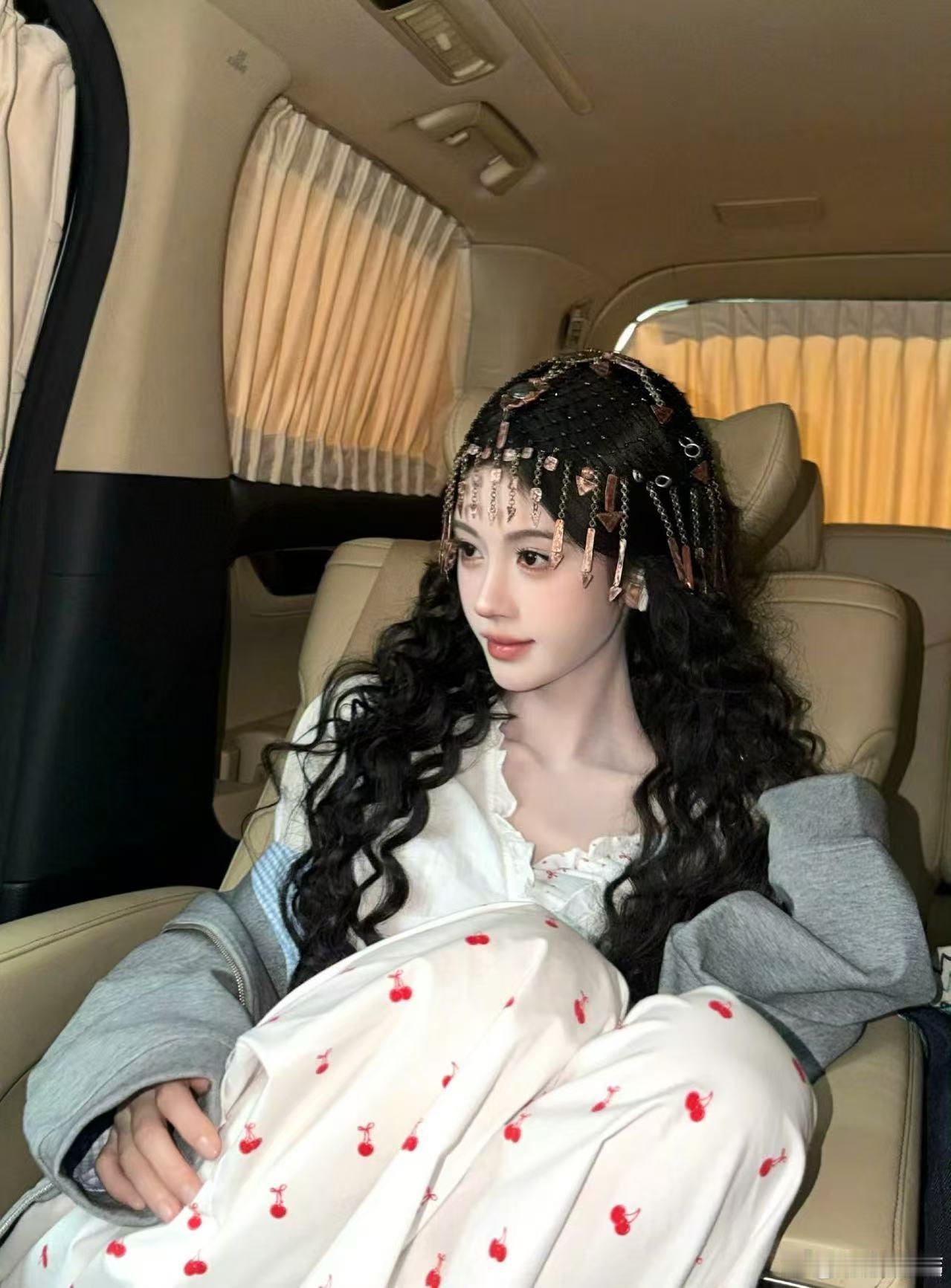 鞠婧祎卷发造型六宫格鞠婧祎卷发造型live鞠婧祎卷发造型六宫格，洋娃娃，[疑问]