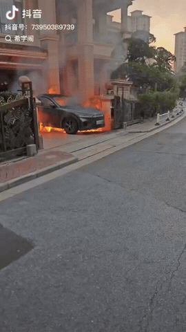 3月12日，佛山乐从，一小区业主在自家门口为新能源车充电时突然起火，幸亏消防部门