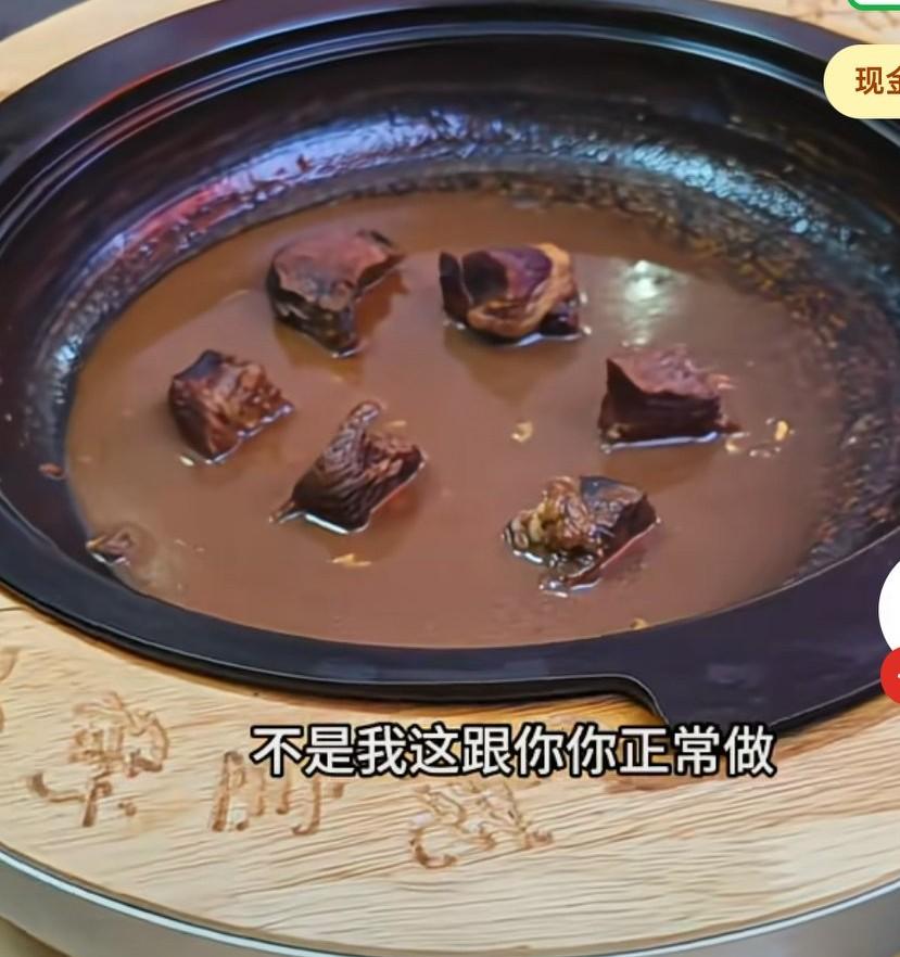 男子称桌上是一份价值53元的牛肉，也没有配菜，就这几块牛肉。
工作人员给的解释是