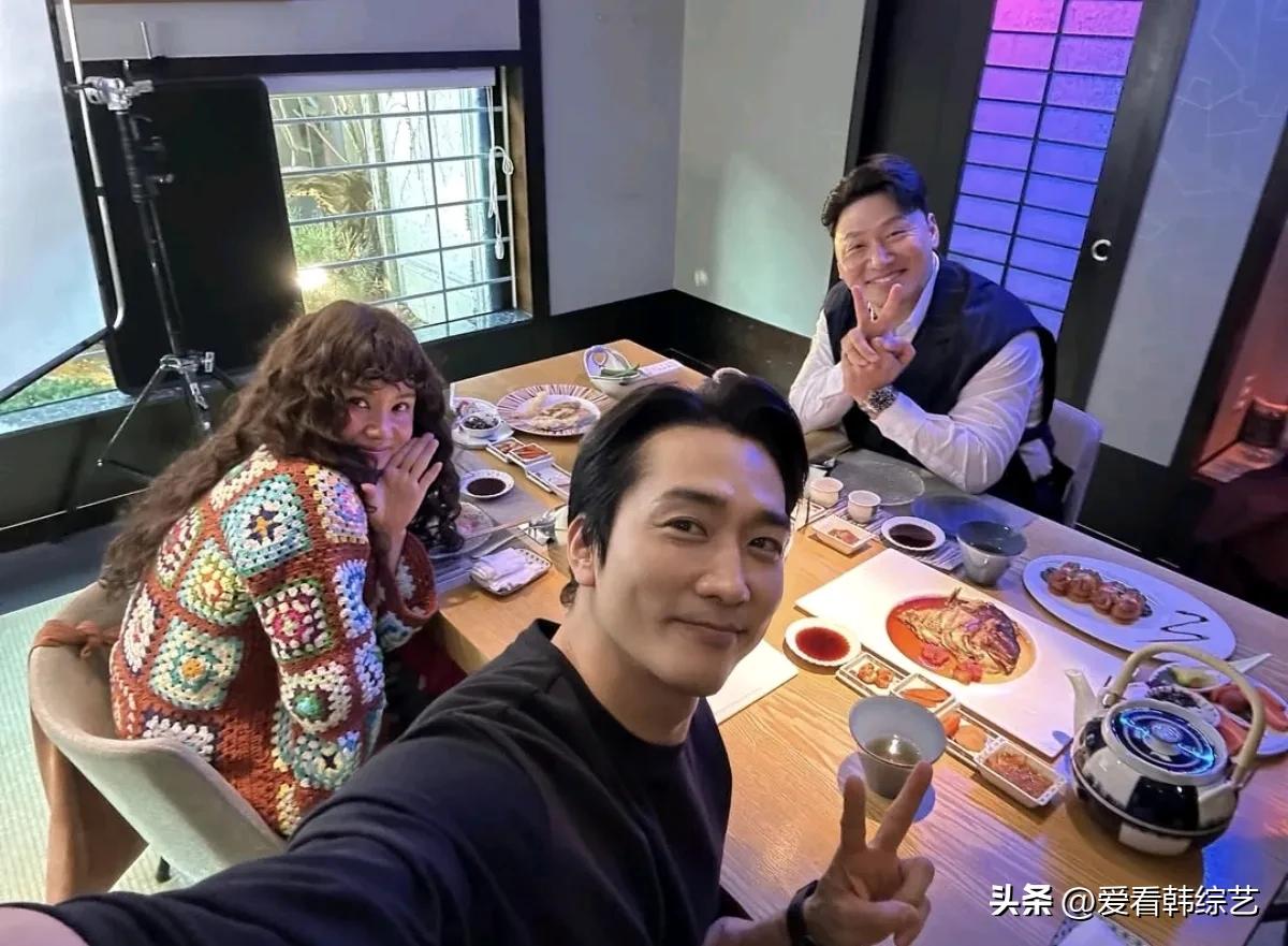 3日，演员宋承宪在个人Instagram上上传了两张照片，并配文“哇~收视率一路