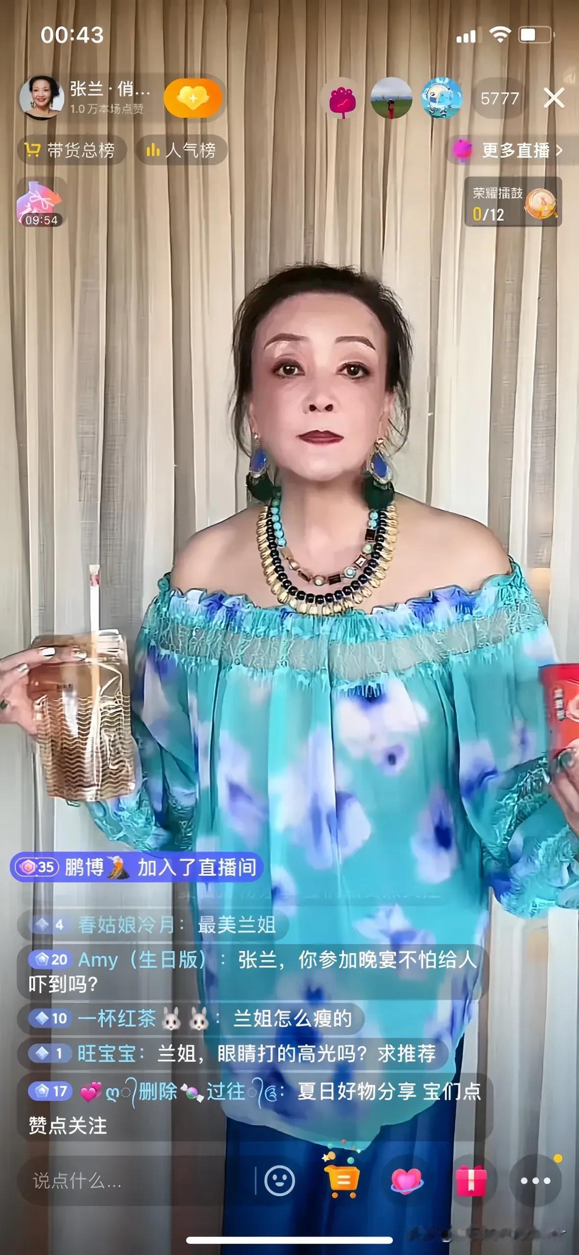 深夜狂欢还是时尚大揭秘？凌晨12点半，意大利的夜空下，兰姐直播现场遭遇粉丝“时尚