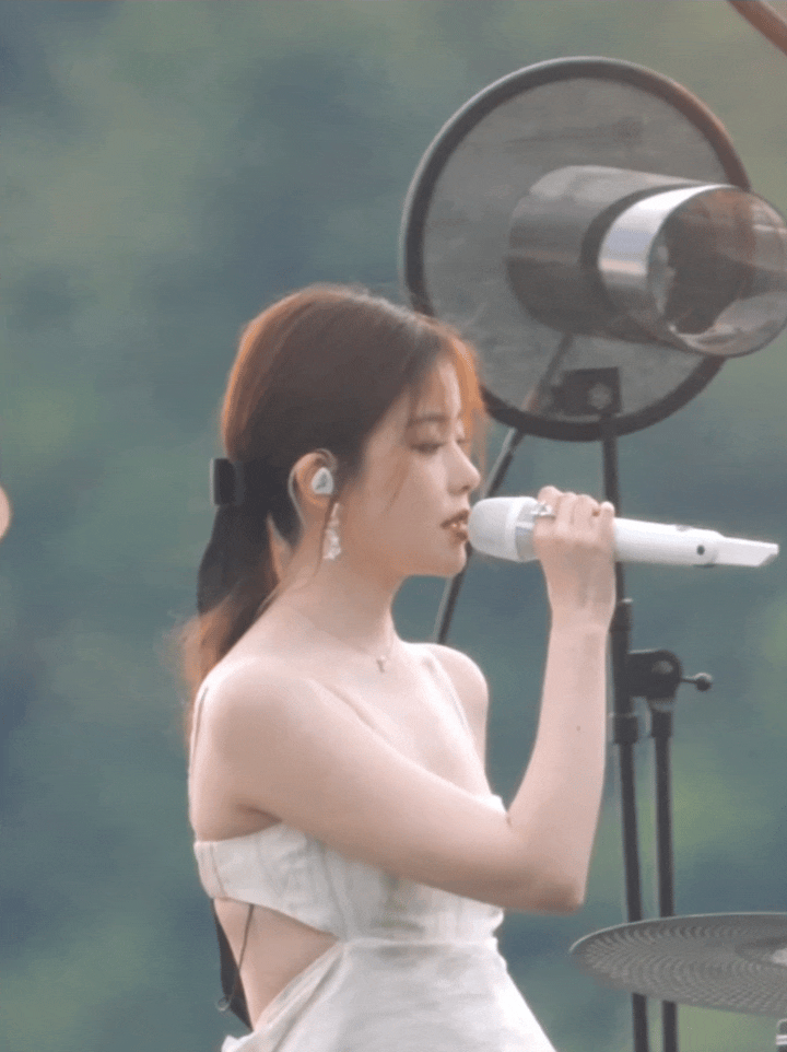 现在的歌手在穿着打扮方面比演员还奔放！