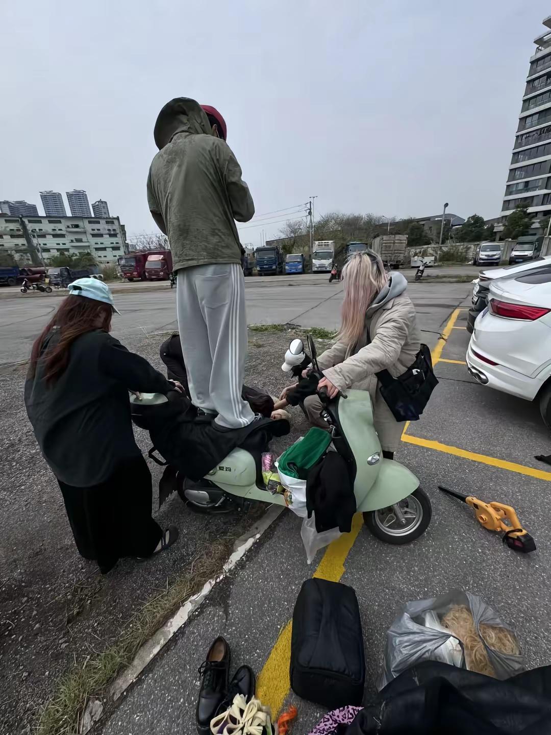 可是上南城到处都是和桃子一样的女孩 被裁掉的女孩