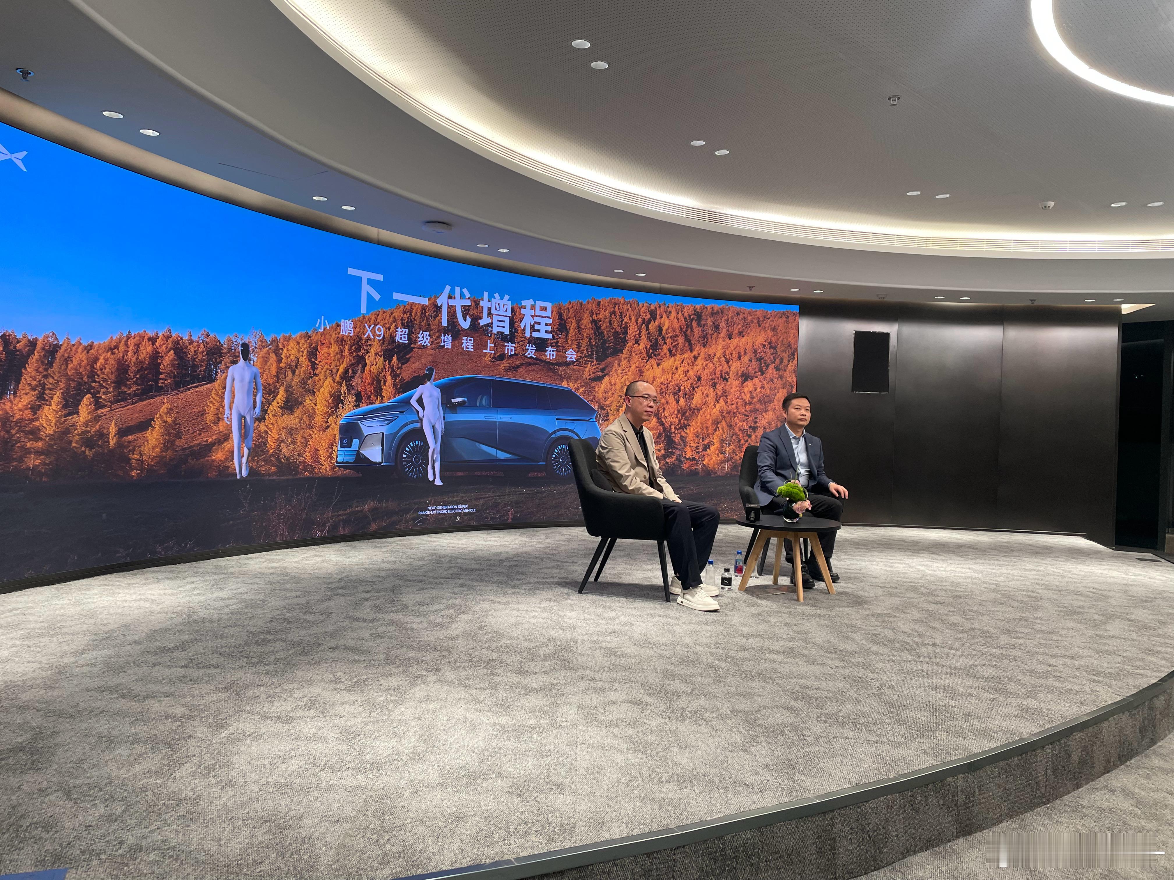 何小鹏剧透：明年除了四款一车双能的规划外，还会有Mona的新车，至于是否也是双能